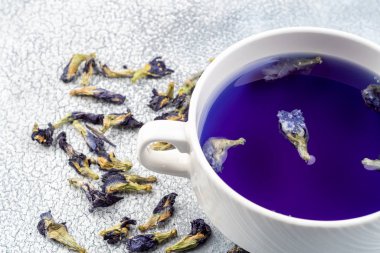 Kelebek çiçeği mavisi çay. Sağlıklı bitkisel detoks
