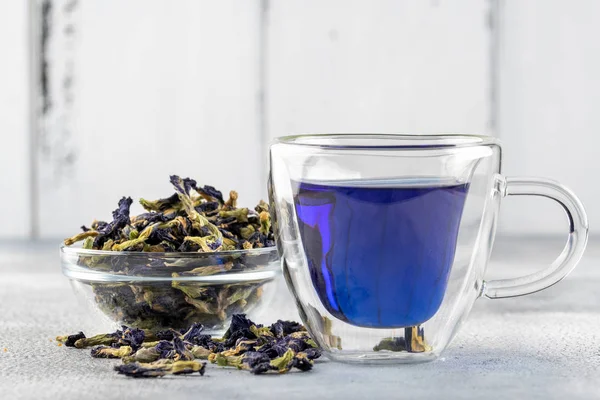 Чашка метелика гороховий чай для здорового пиття — стокове фото