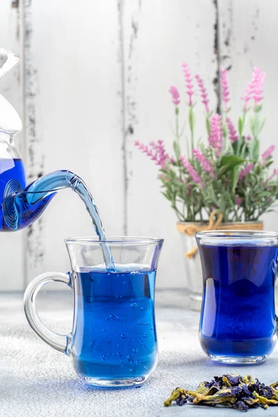 Две чашки и чайник бабочка горох цветок голубой чай. Здоровая детоксикация — стоковое фото