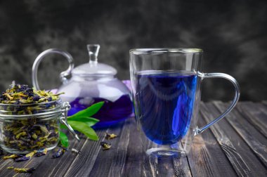 Fincan ve çaydanlık kelebeği, bezelye çiçeği, mavi çay. Sağlıklı detoks bitkisi