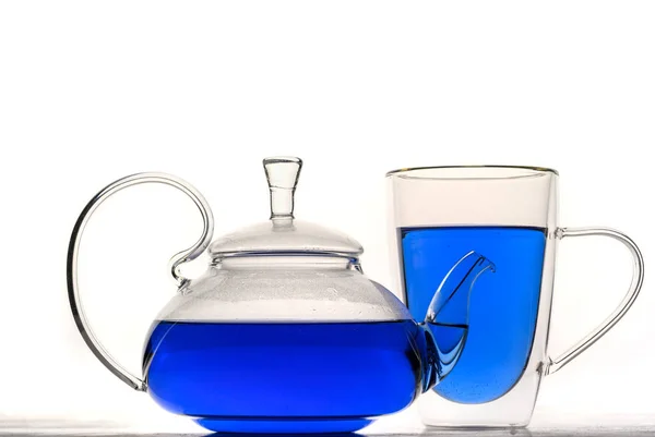 Чашка і чайник метелик гороховий синій чай. Здорова детоксикаційна трава — стокове фото