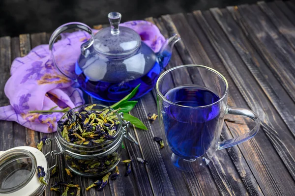 Чашка і чайник метелик гороховий синій чай. Здорова детоксикаційна трава — стокове фото