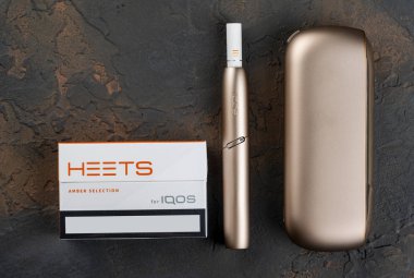 19 Ocak 2020, Monchegorsk, Rusya. Altın Iqos Elektronik Ciga