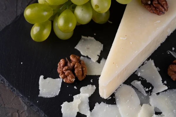 Pecorino romano, formaggio di pecora duro italiano su pietra nera b — Foto Stock