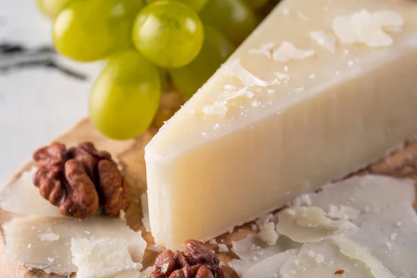 Pecorino romano, formaggio di pecora duro italiano su talea di legno — Foto Stock