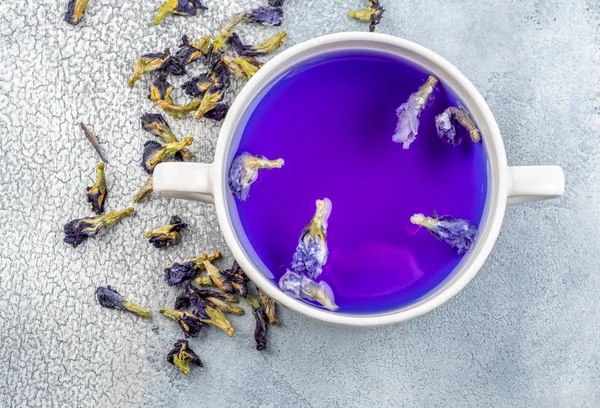 Горошек бабочки голубой чай. Здоровый детоксикационный травяной напиток — стоковое фото