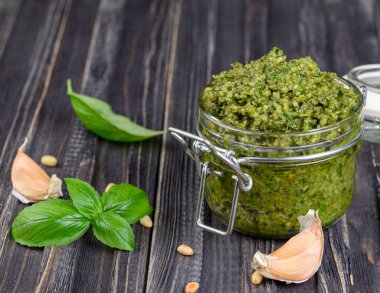Kavanozda pesto sosu, çam fıstığı, parmesan ve sarımsak.