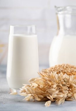 Masada bir bardak vejetaryen yulaf sütü ve yulaf, yazı için yer. Hafif arkaplan