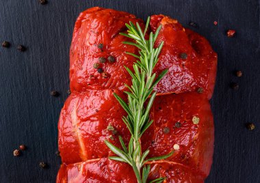 Çiğ et. Biberiyeli ve arka planda baharatlı büyük bir biftek dilimi.