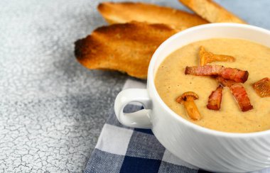 Mantar, mantar kremalı çorba, arka planda kızarmış ekmek, üst manzara..