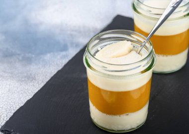 Tatlı. Mangolu hindistan cevizi sütlü panna cotta, İtalyan tatlısı, hafif arka planda ev yapımı. Kopyalama alanı
