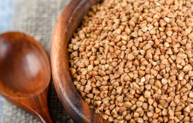 Çuval bez ve arka planda karabuğday kasesi. Üst görünüm.