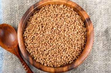 Çuval bez ve arka planda karabuğday kasesi. Üst görünüm.