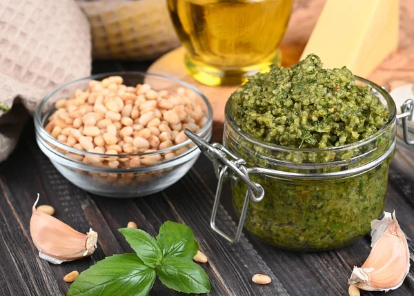 Molho Pesto Frasco Com Pinhões Parmesão Alho Sobre Fundo Madeira — Fotografia de Stock