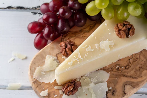 Pecorino Romano Formaggio Pecora Duro Italiano Tagliere Legno Con Uva — Foto Stock