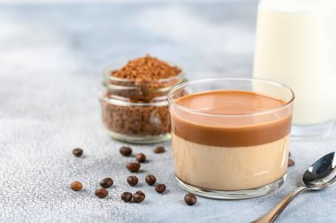 Dalgona köpüklü kahve trend Kore latte espresso açık arkaplanda cam bardak köpüklü kahve