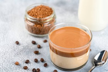 Dalgona köpüklü kahve trend Kore latte espresso açık arkaplanda cam bardak köpüklü kahve