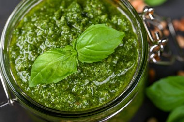 Ev yapımı pesto sosu taze fesleğen ve koyu fındık. Yerlerin bir kopyası. Yumuşak odak.
