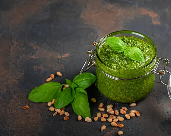 Salsa Pesto Fatta Casa Basilico Fresco Noci Sfondo Scuro Una — Foto Stock