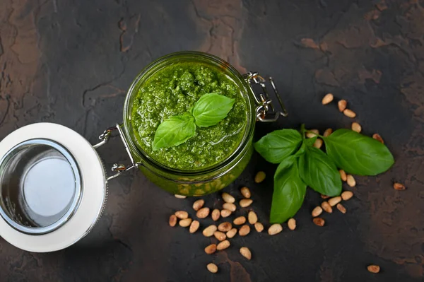 Salsa Pesto Fatta Casa Basilico Fresco Noci Sfondo Scuro Una — Foto Stock