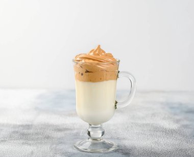 Dalgona 'lı cam bardak köpüklü kahve trend Kore kahveli kahve köpüklü espresso