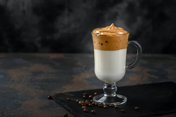 Skleněný Šálek Dalgona Zpěněné Kávy Trend Korejský Nápoj Latté Espresso — Stock fotografie