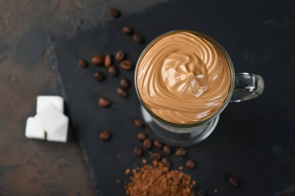 Copo Vidro Com Dalgona Café Espumoso Tendência Coreano Beber Café — Fotografia de Stock