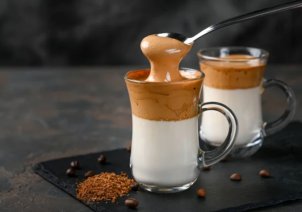 Két Pohár Pohár Dalgona Habos Kávé Trend Koreai Ital Latte — Stock Fotó