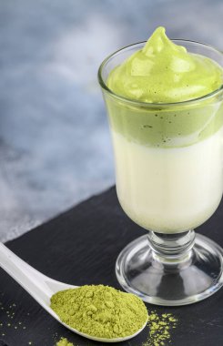 Dalgona Matcha Latte, kremalı bir kibrit, açık arkaplanda. Kibrit yeşil çay.