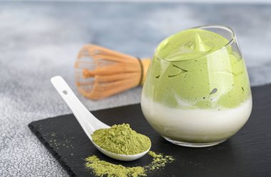 Dalgona Matcha Latte, kremalı bir kibrit, açık arkaplanda. Kibrit yeşil çay.