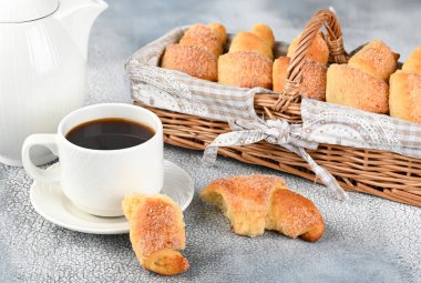 Tatlı ev yapımı süzme peynirli çörekler ve hafif arka planda kahve fincanı.