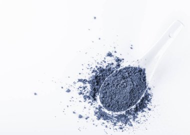 Beyaz arka planda mavi kibrit çay tozu. Sağlık ve kilo kaybı için doğu çayı güçlendiriyor.