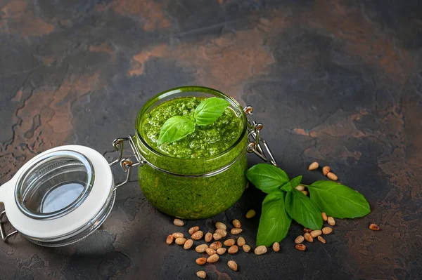 Salsa Pesto Fatta Casa Basilico Fresco Noci Sfondo Scuro Una — Foto Stock