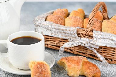 Tatlı ev yapımı süzme peynirli çörekler ve hafif arka planda kahve fincanı.