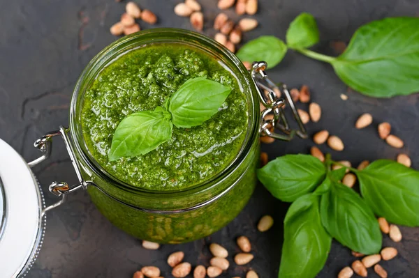 Molho Pesto Caseiro Manjericão Fresco Nozes Fundo Escuro Uma Cópia — Fotografia de Stock