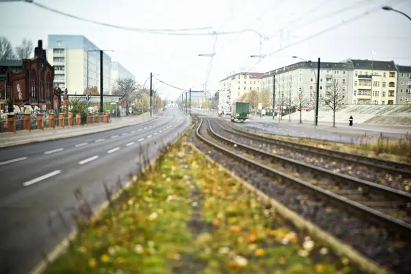 Stadtstraße mit Eisenbahn — Stockfoto