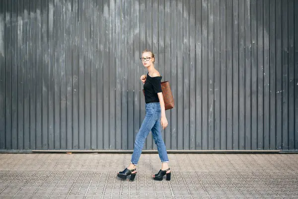 Menina andando com bolsa — Fotografia de Stock