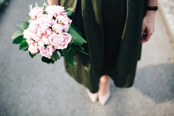 Fille avec des fleurs à la main — Photo de stock