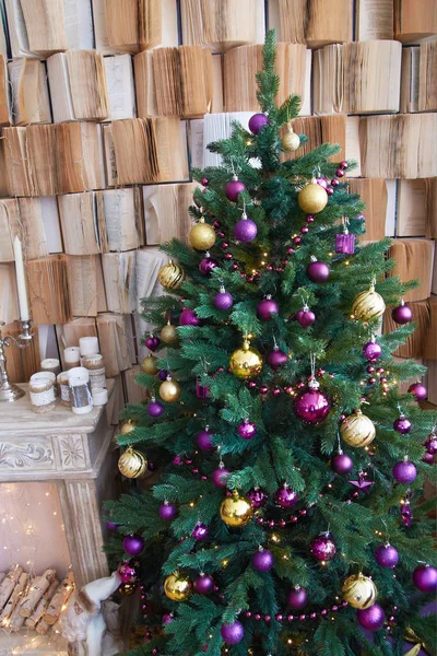 Рождественская елка с камином. Книги фон — стоковое фото