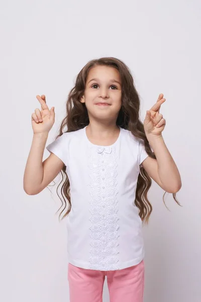 Stående Flicka Leende Gest Armarna Vit Bakgrund Barn — Stockfoto