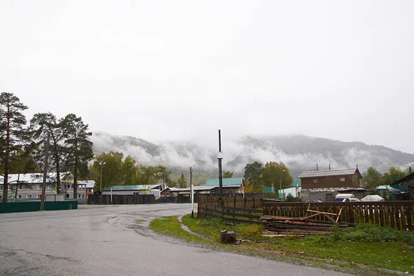 Altai Aldeia Com Nevoeiro Montanha — Fotografia de Stock