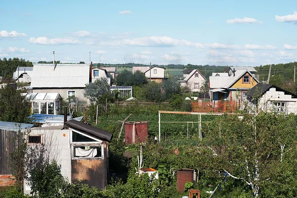 Hus Landet Grön Trädgård Blå Himmel — Stockfoto