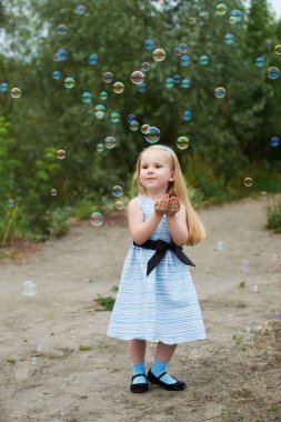 Mavi elbiseli kız. Kabarcık