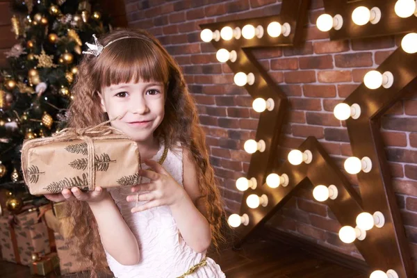 Маленька Дівчинка Різдвяний Інтер Подарунок — стокове фото