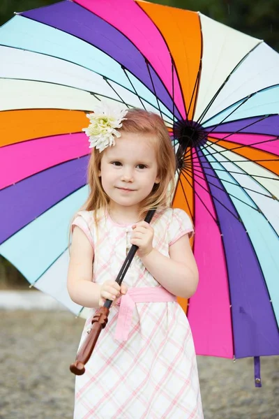 Küçük kız. Çok renkli şemsiye
