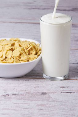 Yararlı sağlıklı kahvaltı. Gevreği süt ile.