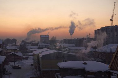 Kış akşam. Çatılarda duman.