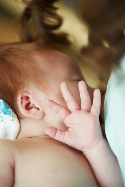 Спящая Маленькая Новорожденная Девочка Рядом Рукой — стоковое фото