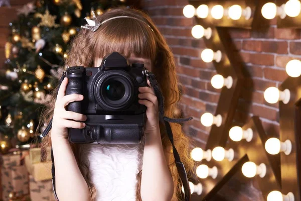 Fotógrafo Cámara Una Chica Estrella Interior Navidad Año Nuevo — Foto de Stock