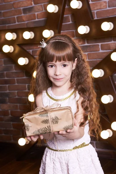 Κορίτσι Πορτρέτο Ευτυχισμένο Παιδί Χριστούγεννα Εσωτερικό Δώρο Πριγκίπισσα — Φωτογραφία Αρχείου